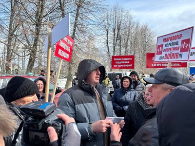 На Житомирщині під час мітингу гендиректора лікарні кинули у сміттєвий бак На Житомирщині під час мітингу гендиректора лікарні кинули у сміттєвий бак