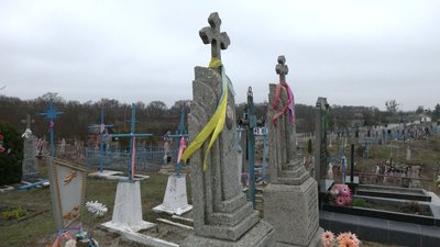 Вбирання могильних хрестів на Рівненщині: що означає ця давня традиція Вбирання могильних хрестів на Рівненщині: що означає ця давня традиція