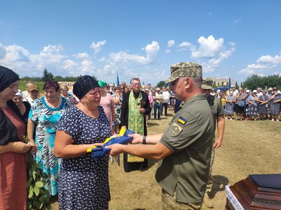 На щиті: на Черкащині попрощалися із десантником