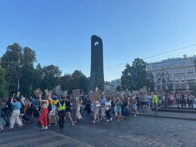 Львів'яни продовжують мітингувати за поновлення на посаді ексміністра оборони Федорова Львів'яни продовжують мітингувати за поновлення на посаді ексміністра оборони Федорова