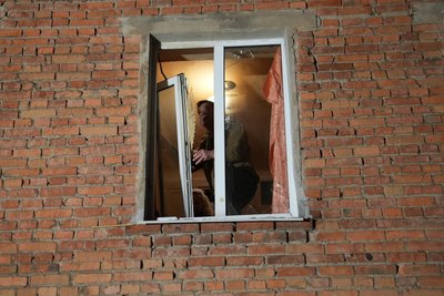 Житель Харкова дивиться на вибите вікно, 26 грудня 2025 року Житель Харкова дивиться на вибите вікно, 26 грудня 2025 року