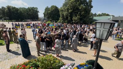 "Він горів за армію, це була його справа": у Прилуках поховали інструктора, якого застрелили на полігоні "Він горів за армію, це була його справа": у Прилуках поховали інструктора, якого застрелили на полігоні