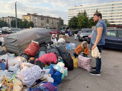 У Житомирі містяни зносять гуманітарну допомогу для постраждалих жителів Херсонщини
