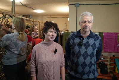 Вплітають обереги у маскувальні сітки. Як херсонські волонтери з ГО "Небайдужі" допомагають бійцям
