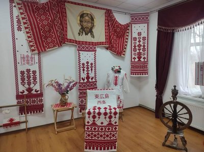 "Дивлячись на бабусю також сідала і ткала". Історії тканих рушників майстрині Валентини Мироненко з Кролевеччини "Дивлячись на бабусю також сідала і ткала". Історії тканих рушників майстрині Валентини Мироненко з Кролевеччини