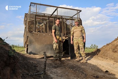 Шустрий і Альтаїр готують бронемашину Mastiff до нічного виїзду на вогневі позиції. Херсонщина, травень 2025 року Шустрий і Альтаїр готують бронемашину Mastiff до нічного виїзду на вогневі позиції. Херсонщина, травень 2025 року