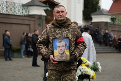 У Луцьку попрощалися з 22-річним солдатом Богданом Чепелою У Луцьку попрощалися з 22-річним солдатом Богданом Чепелою