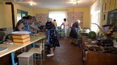 "Чим можемо, тим і допомагаємо фронту": на Вінниччині господині готують смаколики для оборонців "Чим можемо, тим і допомагаємо фронту": на Вінниччині господині готують смаколики для оборонців
