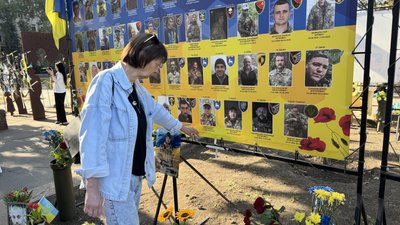 На Алеї Слави в Миколаєві вшанували загиблих захисників та цивільних На Алеї Слави в Миколаєві вшанували загиблих захисників та цивільних