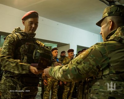 Воїни 95-ї десантно-штурмової бригади отримали нагороди від генерала Сирського Воїни 95-ї десантно-штурмової бригади отримали нагороди від генерала Сирського
