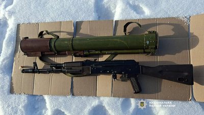 На Чернігівщині затримали підозрюваного у торгівлі зброєю та боєприпасами На Чернігівщині затримали підозрюваного у торгівлі зброєю та боєприпасами