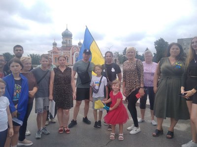 Жителі Малинської громади зібралися на площі і написали звернення з підписами проти роботи кар'єру Жителі Малинської громади зібралися на площі і написали звернення з підписами проти роботи кар'єру