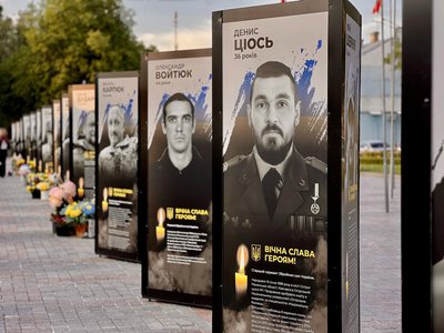 24 портрети загиблих військових встановили в центрі Рівного 24 портрети загиблих військових встановили в центрі Рівного