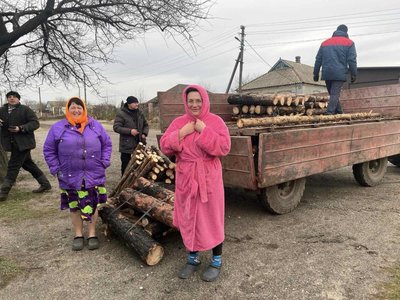 Жителям Курахівської громади роздають дрова. Фото: Facebook / Роман Падун Жителям Курахівської громади роздають дрова. Фото: Facebook / Роман Падун