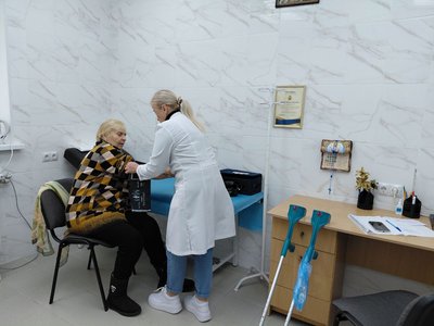Наталія Майдан міряє тиск пацієнтці Наталія Майдан міряє тиск пацієнтці