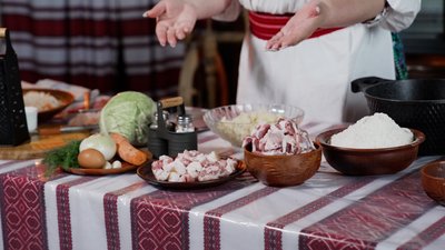 "Кулінарний спадок": як готують за бабусиним рецептом на Рівненщині тушковану капусту з картопляними кнедлями "Кулінарний спадок": як готують за бабусиним рецептом на Рівненщині тушковану капусту з картопляними кнедлями