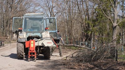 Листя, гілки й пластикові квіти: під час прибирання з кропивницьких цвинтарів щодня вивозять по 32 тонни сміття Листя, гілки й пластикові квіти: під час прибирання з кропивницьких цвинтарів щодня вивозять по 32 тонни сміття