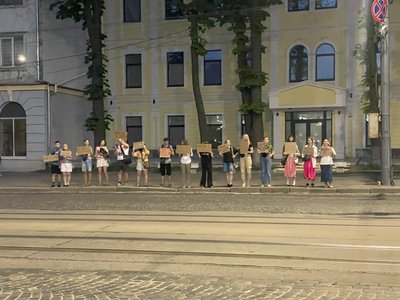 "Ми проти подібних рішень": вінничани вийшли на акцію протесту проти ухваленого закону щодо НАБУ та САП "Ми проти подібних рішень": вінничани вийшли на акцію протесту проти ухваленого закону щодо НАБУ та САП