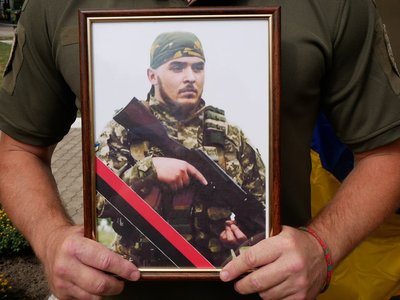 У Ромнах на Сумщині попрощалися з військовослужбовцем Юрієм Пивоваровим У Ромнах на Сумщині попрощалися з військовослужбовцем Юрієм Пивоваровим