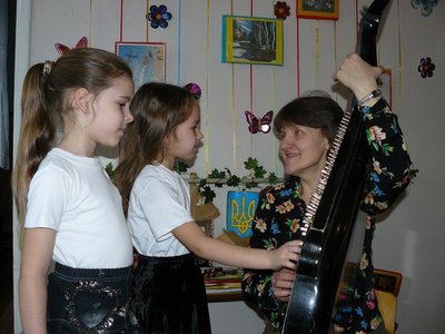 Пішки з Маріуполя: історія бандуристки, яка грає для військових у Кременчуці Пішки з Маріуполя: історія бандуристки, яка грає для військових у Кременчуці