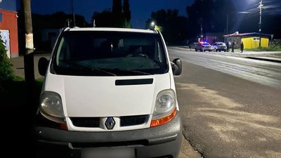 У Деражні 38-річна жителька села Лисогірка, керуючи мікробусом "Renault Trafic", допустила наїзд на 12-річного пішохода У Деражні 38-річна жителька села Лисогірка, керуючи мікробусом "Renault Trafic", допустила наїзд на 12-річного пішохода