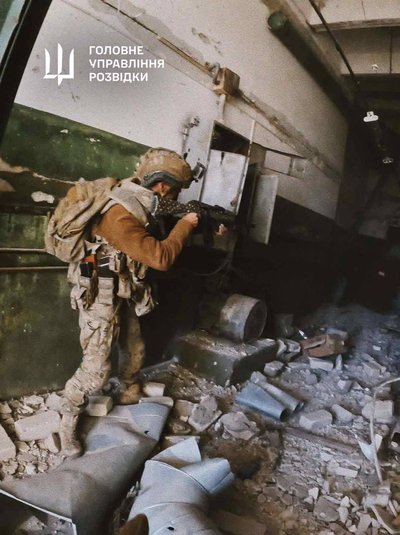 Український військовий на територіїї Вовчанського агрегатного заводу на Харківщині Український військовий на територіїї Вовчанського агрегатного заводу на Харківщині