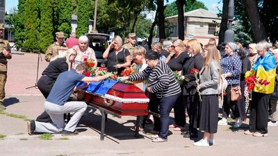 Попрощалися з загиблими захисниками на Чернігівщині – Романом Стецюком та В'ячеславом Лободою Попрощалися з загиблими захисниками на Чернігівщині – Романом Стецюком та В'ячеславом Лободою