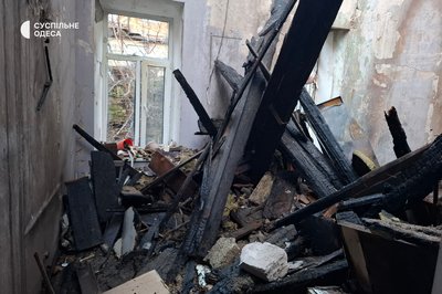 Понад 100 вибитих вікон та пошкоджені житлові будинки: фото наслідків вечірньої атаки на Одесу Понад 100 вибитих вікон та пошкоджені житлові будинки: фото наслідків вечірньої атаки на Одесу