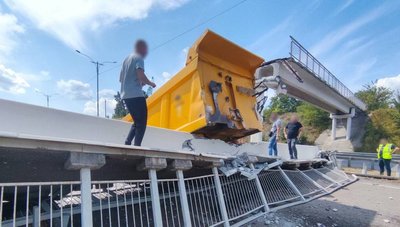 На Черкащині на трасі Київ — Одеса обвалився пішохідний міст: що відомо На Черкащині на трасі Київ — Одеса обвалився пішохідний міст: що відомо
