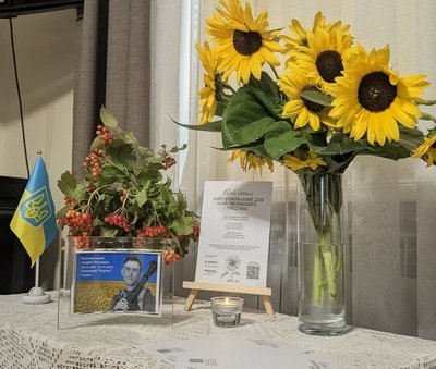 Акція «Стіл Пам'яті» у Чернівецькому обласному меморіальному музеї Володимира Івасюка Акція «Стіл Пам'яті» у Чернівецькому обласному меморіальному музеї Володимира Івасюка
