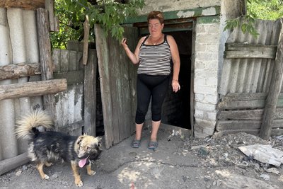 "Уночі — в посадці, удень — біля хати". Що тримає багатодітну жінку у прифронтовому селі Золоті пруди на Донеччині "Уночі — в посадці, удень — біля хати". Що тримає багатодітну жінку у прифронтовому селі Золоті пруди на Донеччині