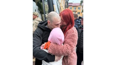 "Не можемо надивитись одне на одного": з російського полону повернувся Ігор Гацко з Чернігова "Не можемо надивитись одне на одного": з російського полону повернувся Ігор Гацко з Чернігова
