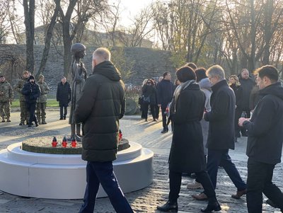 Зеленський та іноземні лідери у Києві вшанували пам’ять жертв Голодоморів Зеленський та іноземні лідери у Києві вшанували пам’ять жертв Голодоморів