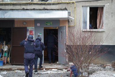 Поліцейські біля багатоповерхівки, в яку влучив російський БпЛА у Шеченківському районі Харкова, 2 березня 2026 року Поліцейські біля багатоповерхівки, в яку влучив російський БпЛА у Шеченківському районі Харкова, 2 березня 2026 року