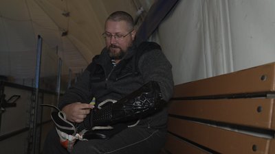 Ветерану з Вінниччини розробили спортивний протез для гри у парахокей Ветерану з Вінниччини розробили спортивний протез для гри у парахокей