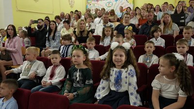 День знань в умовах війни. У 403 школах Кіровоградщини пролунав перший дзвінок День знань в умовах війни. У 403 школах Кіровоградщини пролунав перший дзвінок