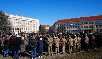 В Ужгороді попрощалися із загиблим військовослужбовцем Олександром Тарнаєм В Ужгороді попрощалися із загиблим військовослужбовцем Олександром Тарнаєм