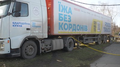 У Сумах волонтери роздавали горячі обіди усім охочим У Сумах волонтери роздавали горячі обіди усім охочим