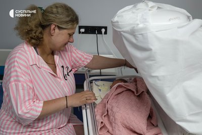Олена Гринишина з новонародженою донькою Вікторією у підземній лікарні в Херсоні, травень 2025 року