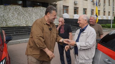 У Житомирі передали два електромобілі для медичних закладів області У Житомирі передали два електромобілі для медичних закладів області