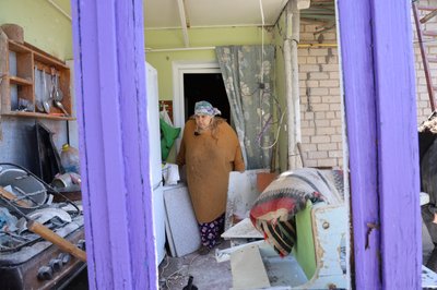 "Зруйнований дах, все розбите, вода текла потоком". Херсонці про наслідки російських ударів по Центральному району "Зруйнований дах, все розбите, вода текла потоком". Херсонці про наслідки російських ударів по Центральному району
