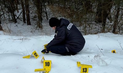 Під час обшуку у чоловіка, якого підозрюють у вбивстві поліцейських на Черкащині, знайшли зброю і наркотики Під час обшуку у чоловіка, якого підозрюють у вбивстві поліцейських на Черкащині, знайшли зброю і наркотики