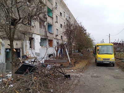 Будинок у Приколотному після удару РФ та автобус для дітей Будинок у Приколотному після удару РФ та автобус для дітей