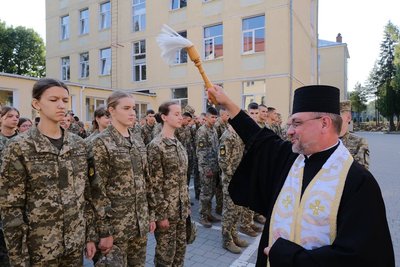Священник окропив ліцеїсток свяченою водою Священник окропив ліцеїсток свяченою водою