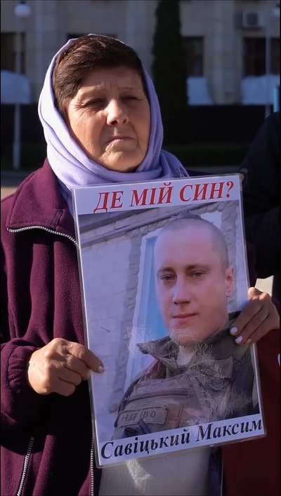Мати Максима тримає портрет сина Мати Максима тримає портрет сина