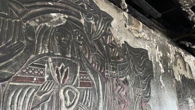 Пошкоджена обстрілом РФ фреска у Боровій на Харківщині, липень 2024 року Пошкоджена обстрілом РФ фреска у Боровій на Харківщині, липень 2024 року