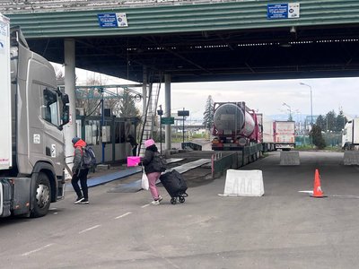 Польські мітингувальники розпочали блокування руху вантажівок у "Шегинях", що на Львівщині Польські мітингувальники розпочали блокування руху вантажівок у "Шегинях", що на Львівщині