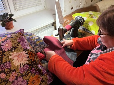 Кролевчанка Любов Пацюк шиє подушки та бурки для українських захисників Кролевчанка Любов Пацюк шиє подушки та бурки для українських захисників