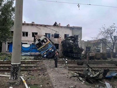 Росія вдарила по депо Укрзалізниці в Одесі: поранено машиніста потяга Росія вдарила по депо Укрзалізниці в Одесі: поранено машиніста потяга