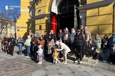 "Не я б'ю, верба б'є": як кияни відзначають Вербну неділю "Не я б'ю, верба б'є": як кияни відзначають Вербну неділю